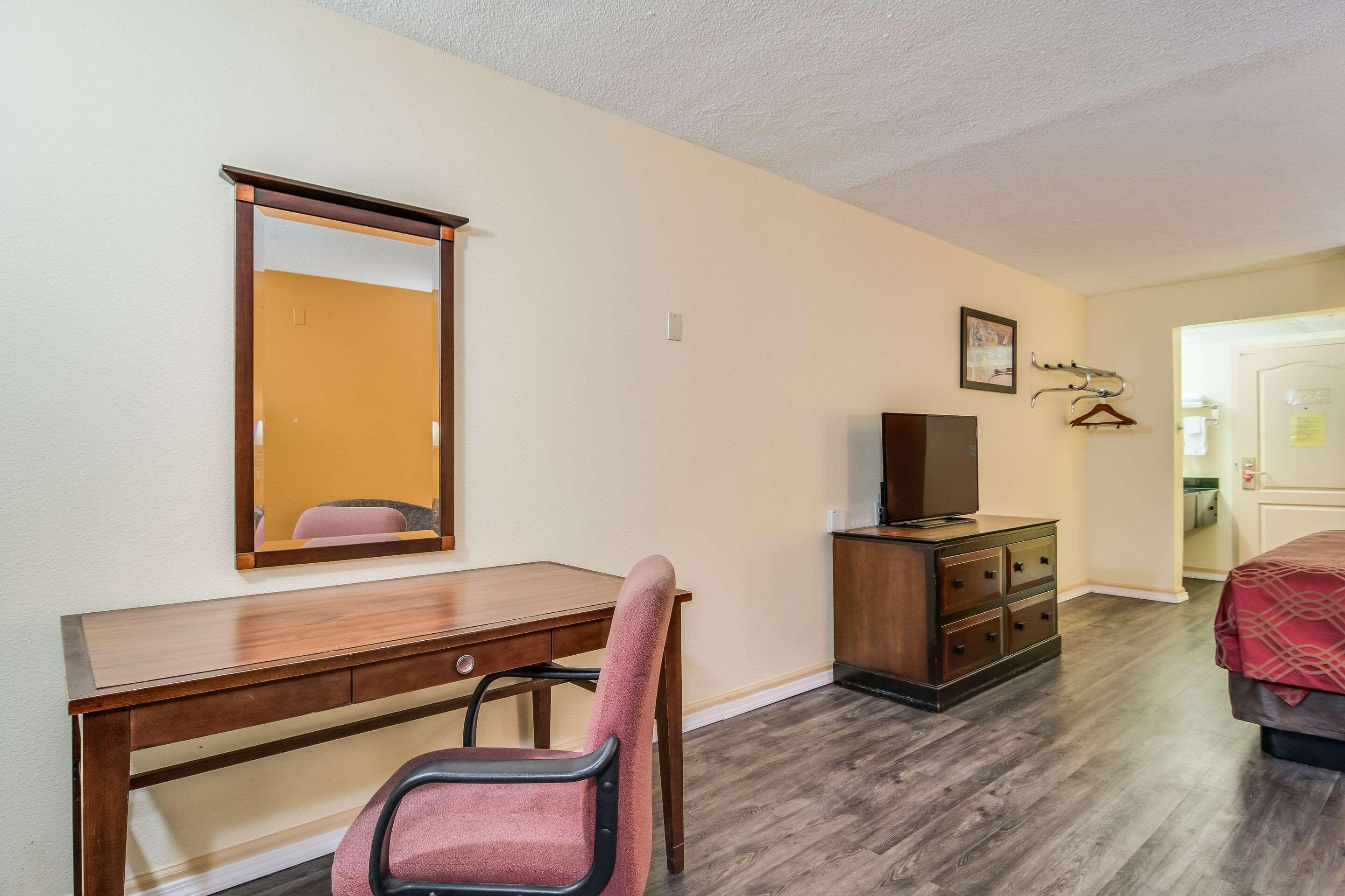 Econo Lodge At Six Flags Austell Kültér fotó